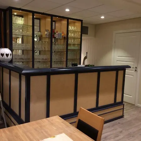 Mjosvang Kafe אכסניה *