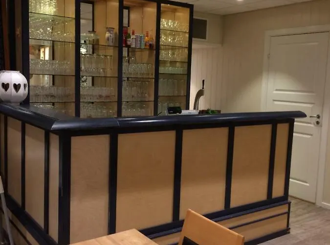 Mjosvang Kafe אכסניה *